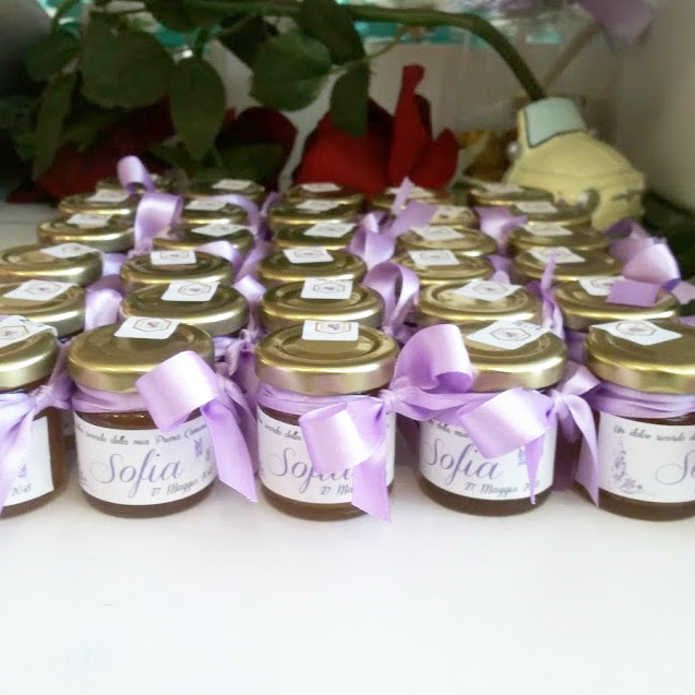 Vasi di miele con etichetta e nastrino personalizzato