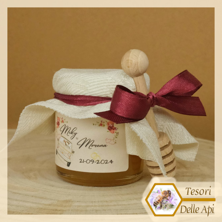 Bomboniera Miele Matrimonio Modello 11 Vaso 50g Miele Millefiori con etichetta personalizzata Copritappo Lino Spargimiele Nastro Bordeaux Bomboniera Miele Matrimonio Modello 11 Vaso 50g Miele Millefiori con etichetta personalizzata Copritappo Lino Spargimiele Nastro Bordeaux