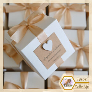 Bomboniera Miele Matrimonio Modello 29 Nastro Pesca Cartoncino Avana Cuore in legno Personalizzato Frontale Bomboniera Miele Matrimonio Modello 29 Nastro Pesca Cartoncino Avana Cuore in legno Personalizzato Frontale