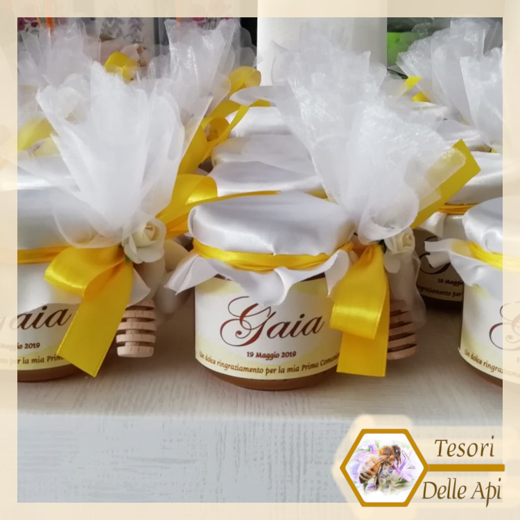 Bomboniera Comunione Cresima con Copritappo Raso Bianco, Confetti, Spargimiele, Nastro e Decorazione Bomboniera Comunione Cresima con Copritappo Raso Bianco, Confetti, Spargimiele, Nastro e Decorazione