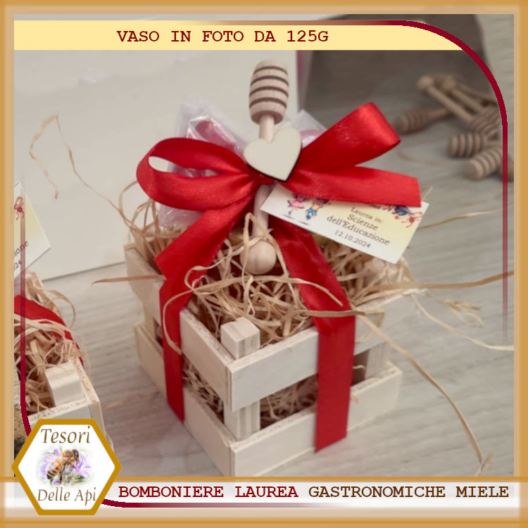 Bomboniere miele Laurea Vaso 125g Millefiori personalizzato con confetti rossi Bomboniere miele Laurea Vaso 125g Millefiori personalizzato con confetti rossi
