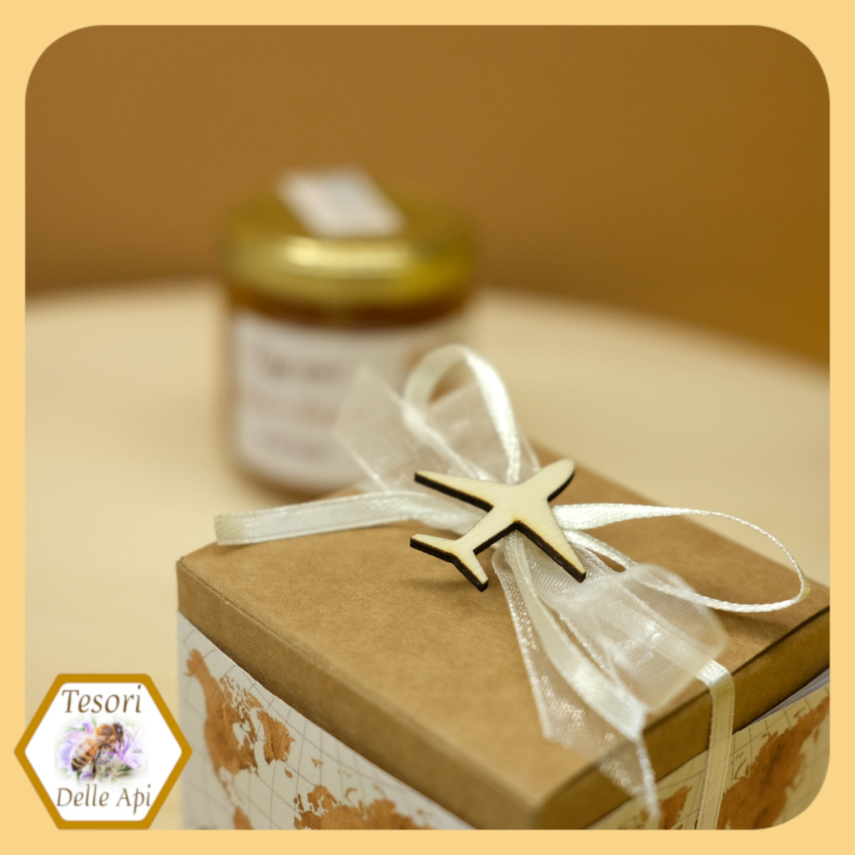 Bomboniera Miele Matrimonio tema viaggio dettaglio applicazione legno aeroplano